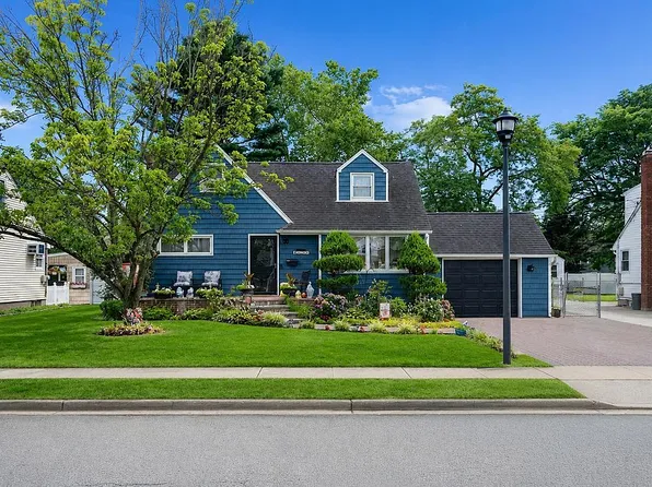 847 Helene St, Wantagh, NY 11793