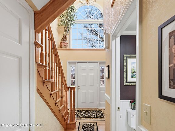 4th image of 302 Abbey Dr