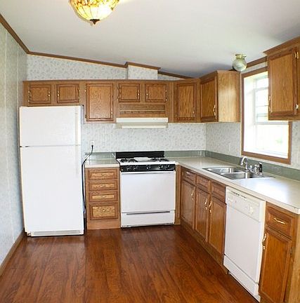 Kitchen
						:
						Kitchen, all appliances included, ref. only 2 years old, gas stove, dishwasher