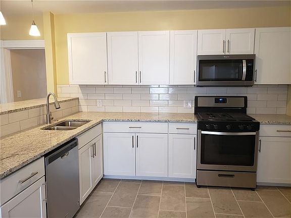 4th image of 223 E Elm St