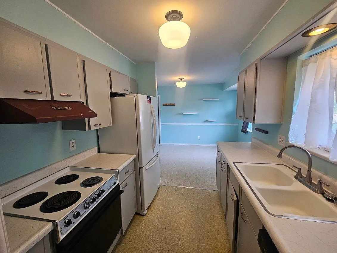 1096 Fraser Street - 1096 Fraser Street — Photo 4
