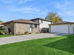 851 Love St, Elk Grove Village, IL 60007