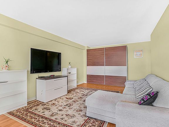 5th image of 2942 W 5th St APT 5O