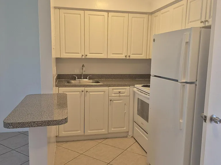 1960 NE 48th St #9 — Photo 4