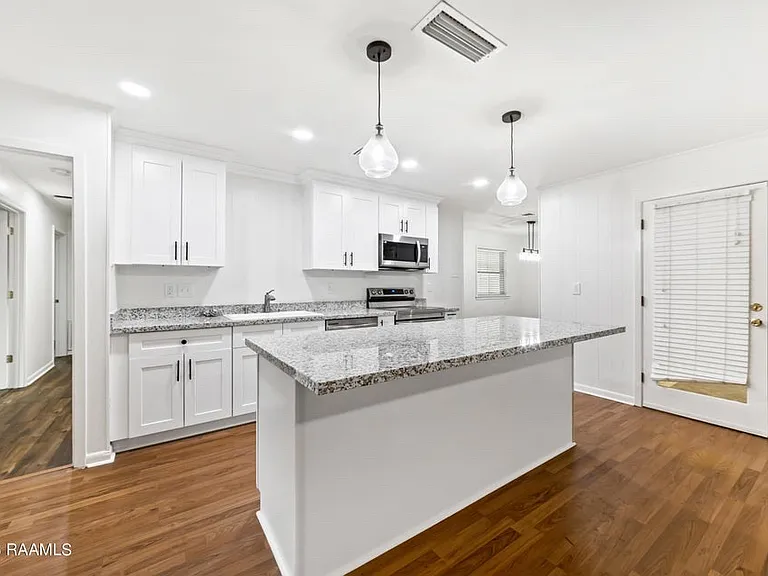 222 Maplewood Dr — Photo 3
