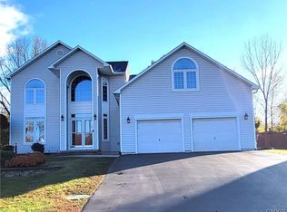 7276 Moss Creek Cir, Liverpool, NY 13090