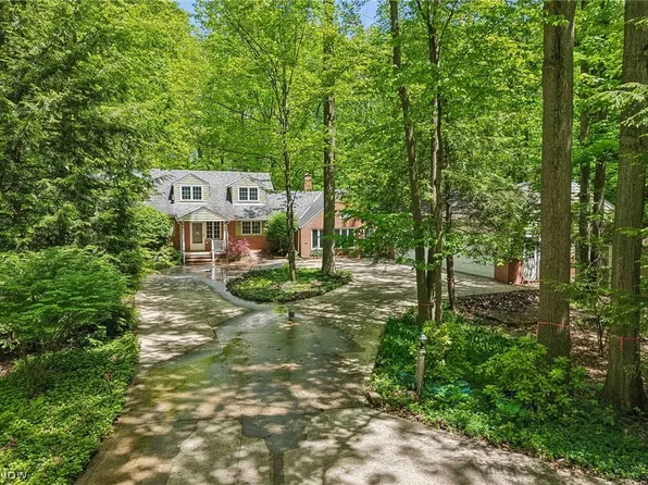 45 Sterncrest Dr, Moreland Hills, OH 44022