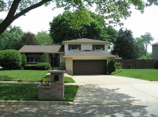 1800 E Basswood Ln, Mount Prospect, IL 60056