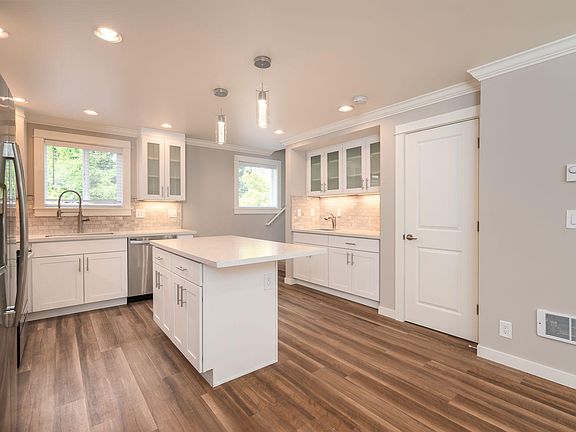 3rd image of 921 2nd Ave #3