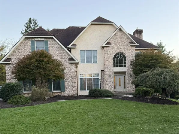 5250 Pineview Dr, Center Valley, PA 18034