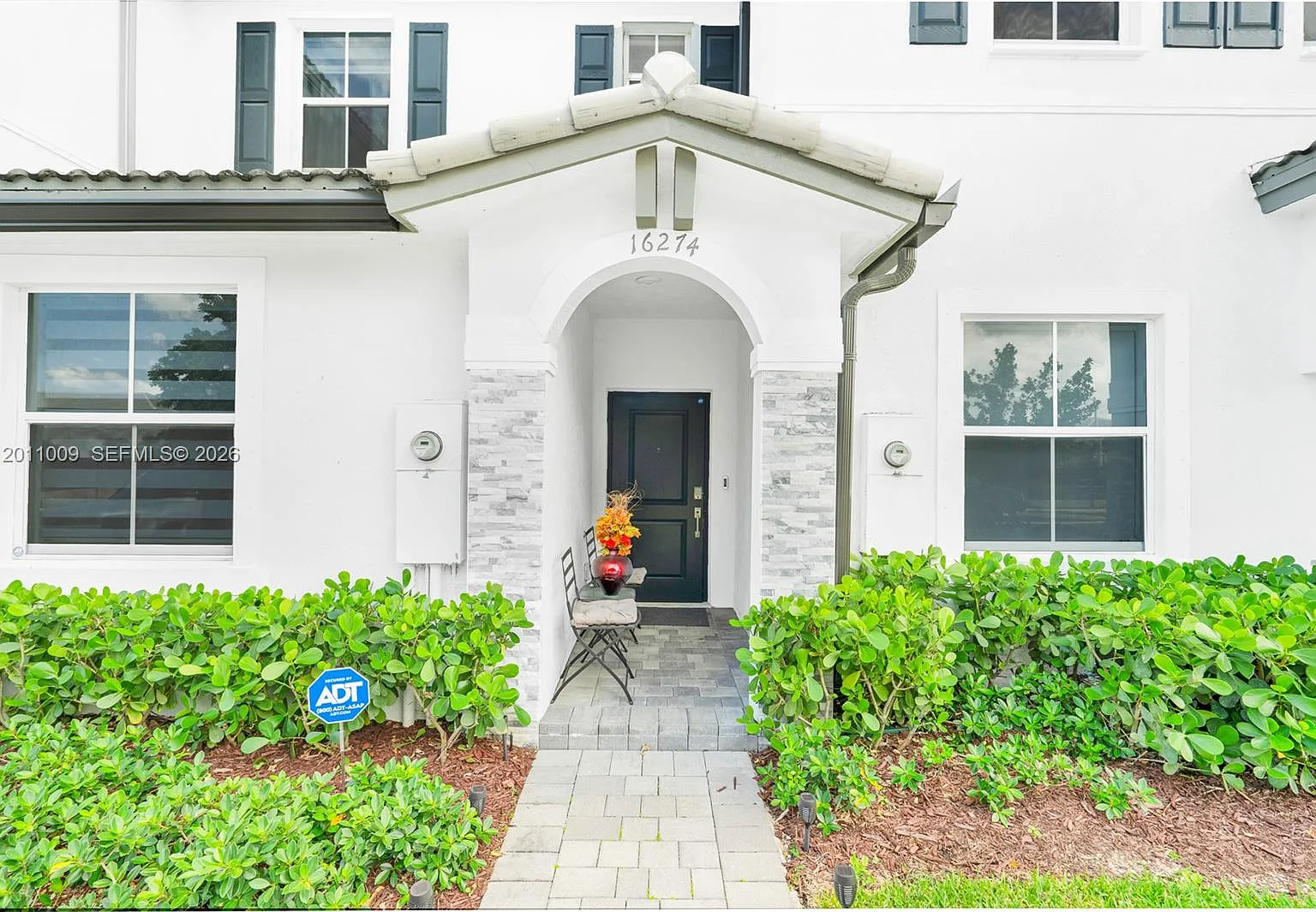 3 bed, 3.0 bath, 1328 sqft, $3,400 — Photo 1