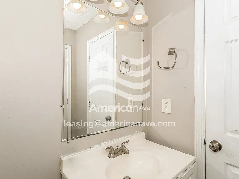 1524102_008_bathroom_12.jpg