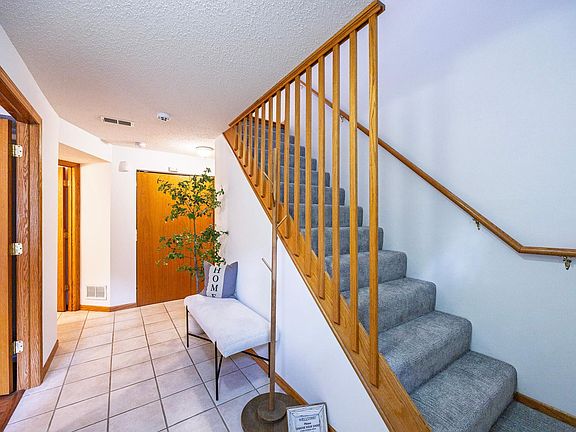 5th image of 601 Annapolis St E