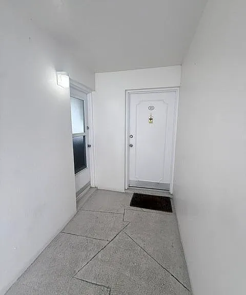 2555 NE 11th St #402 — Photo 3