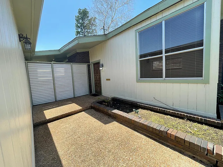 7906 Pecan Villas Dr — Photo 2