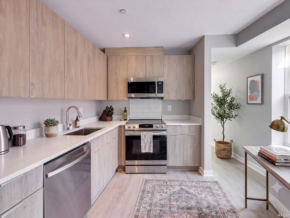 1st image of 622-624 Girard St NE #302