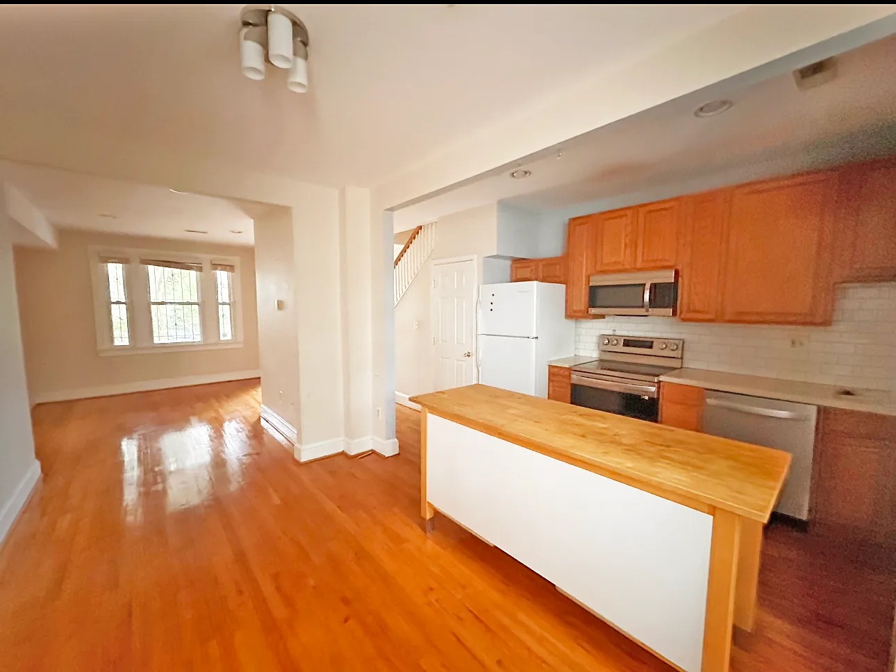 1423 Parkwood Pl NW photo 1
