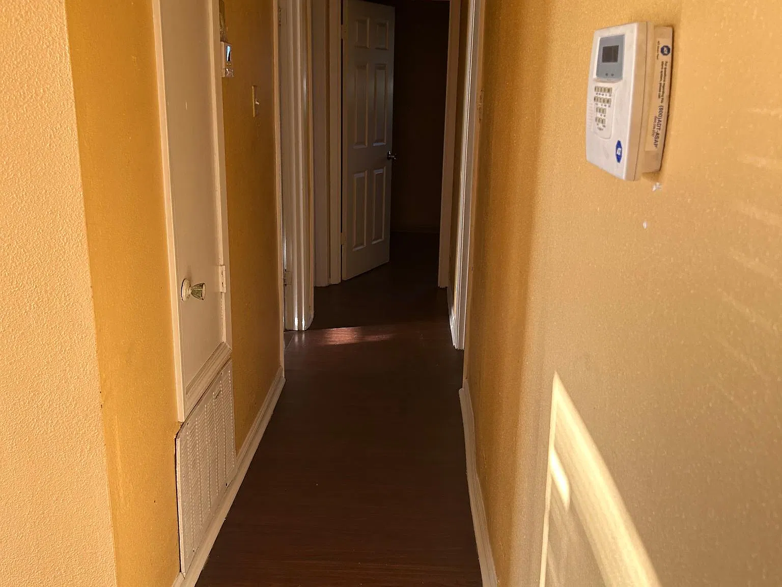 921 E Krueger Ln — Photo 2