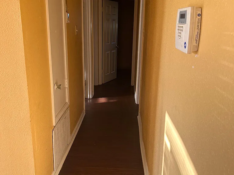 921 E Krueger Ln — Photo 2