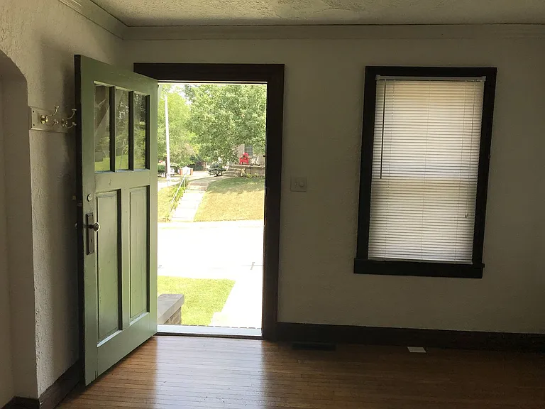 402 S Eagleson Ave — Photo 2