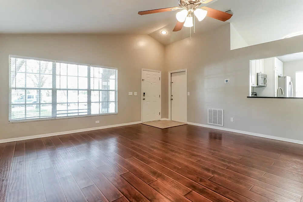 3 bed, 2.0 bath, 1182 sqft, $2,045 — Photo 3