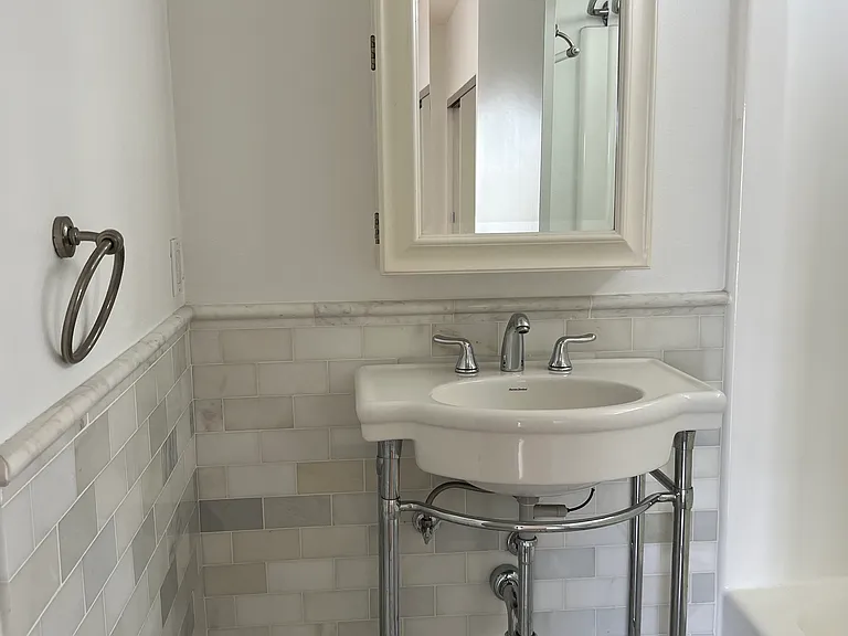 622 S Barrington Ave #301 — Photo 20