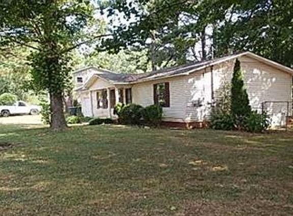 Side view of home nice lot.