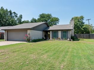1302 S McKinley Ave, Wagoner, OK 74467