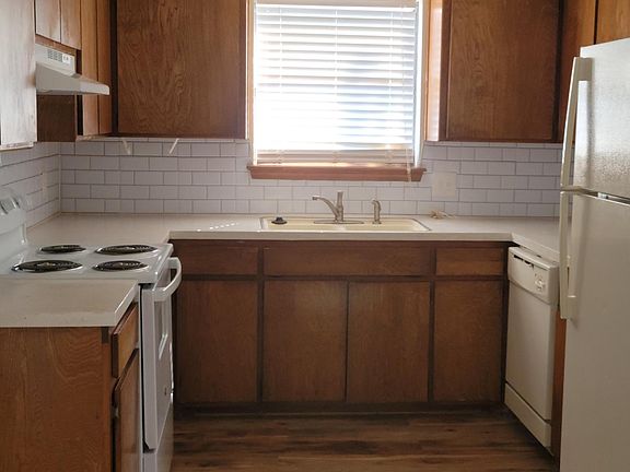 3rd image of 2605 NE Euclid Ave