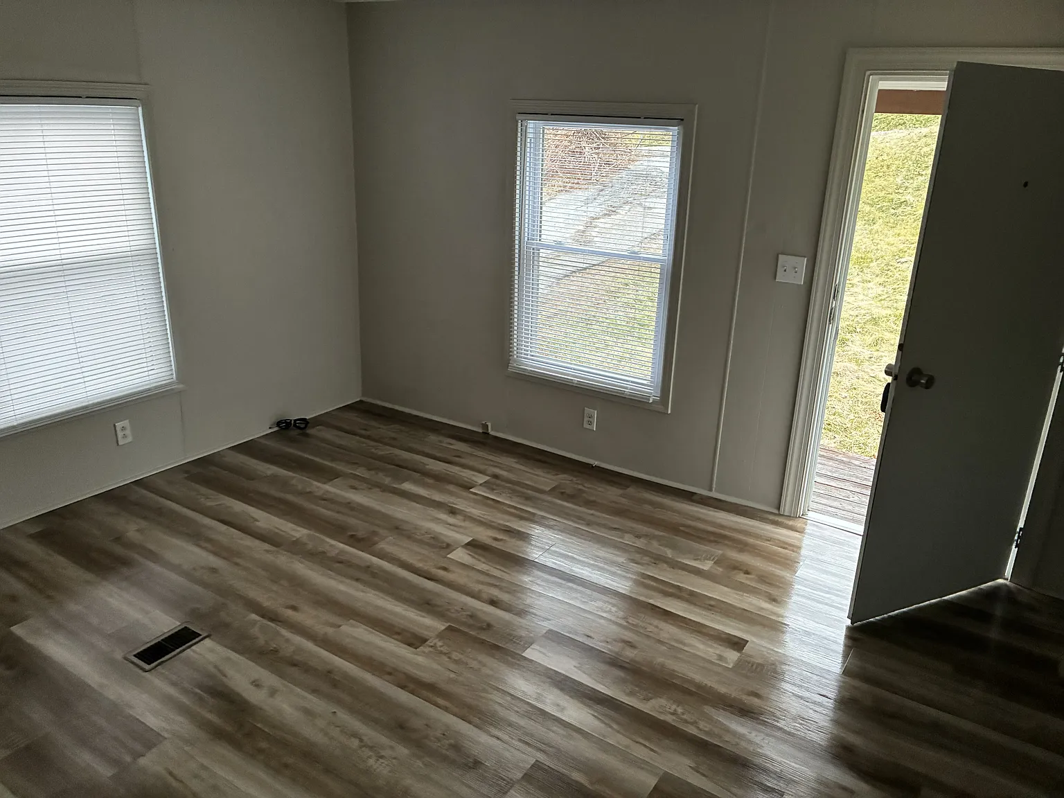 3 bed, 864 sqft, $1,250 — Photo 1