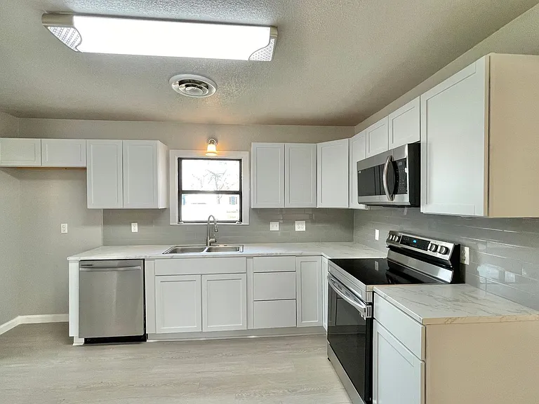 302 Washington St — Photo 17