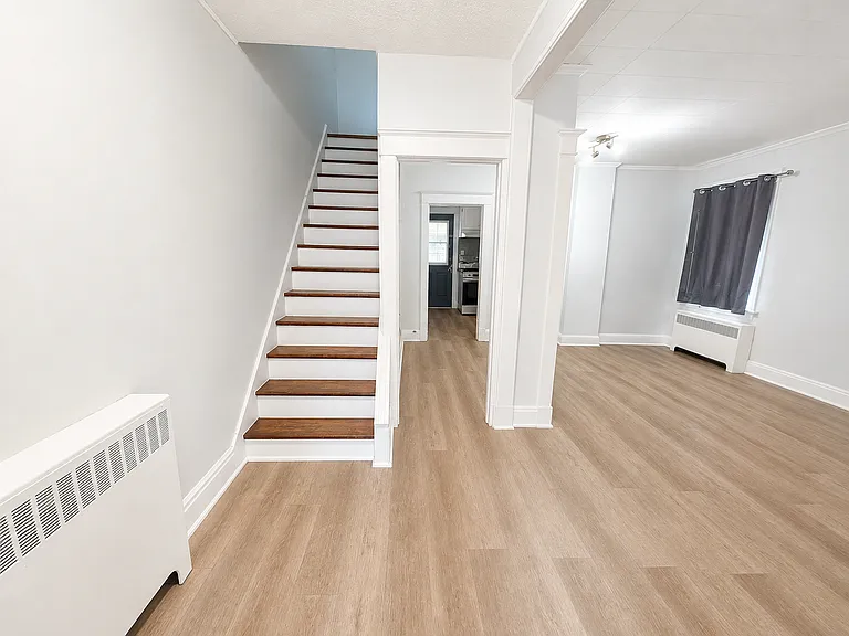 24 Crosthwaite Ave N — Photo 4
