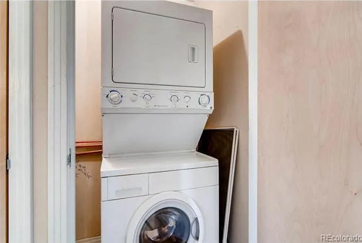 Full size washer and dryer in unit on main floor