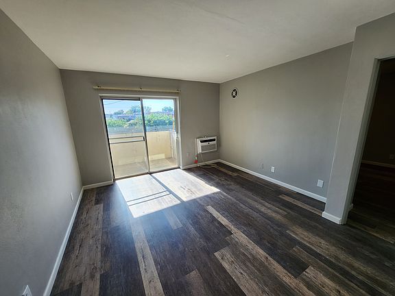 3rd image of 2727 Hampton Ave #204