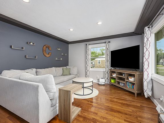 3rd image of 2515 De Laat Ave SW