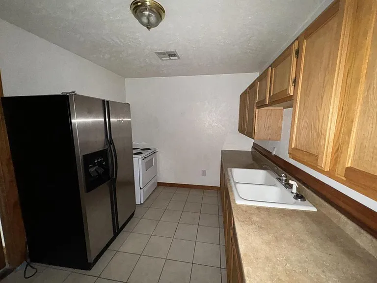 529 W 14th St #B — Photo 6