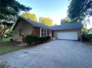 10525 Mohawk Ln, Leawood, KS 66206