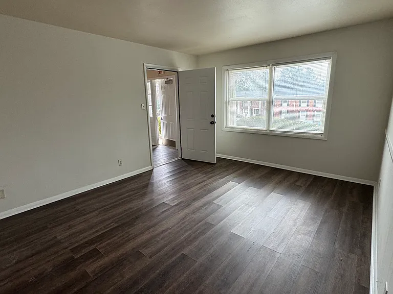 1437 Berkshire Dr — Photo 1