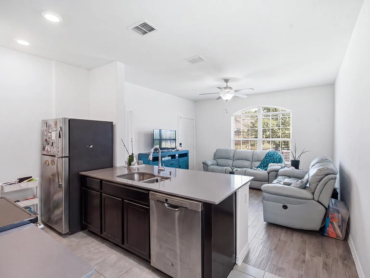 4 bed, 3.5 bath, 3276 sqft, $3,500 — Photo 4