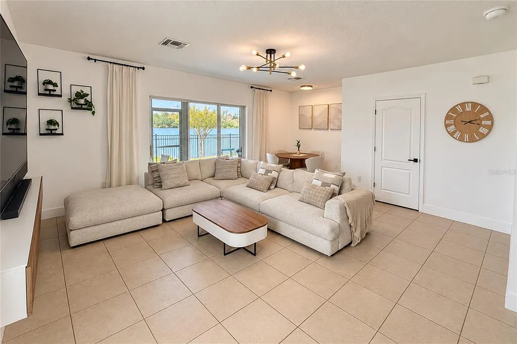3 bed, 2.5 bath, 1720 sqft, $2,450 — Photo 4