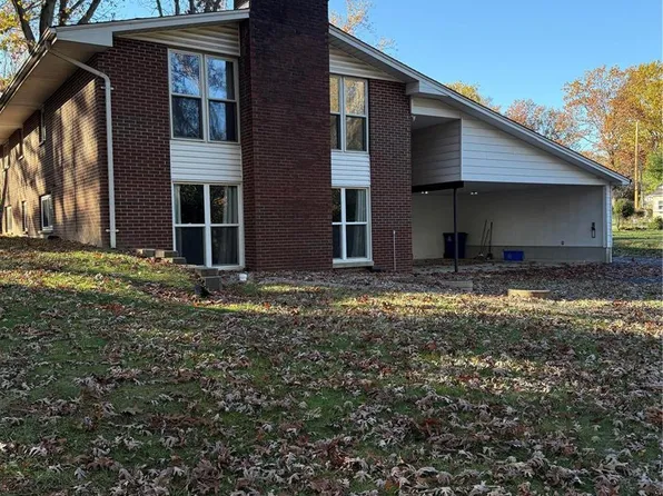 5002 Crystal Lake Dr, Godfrey, IL 62035