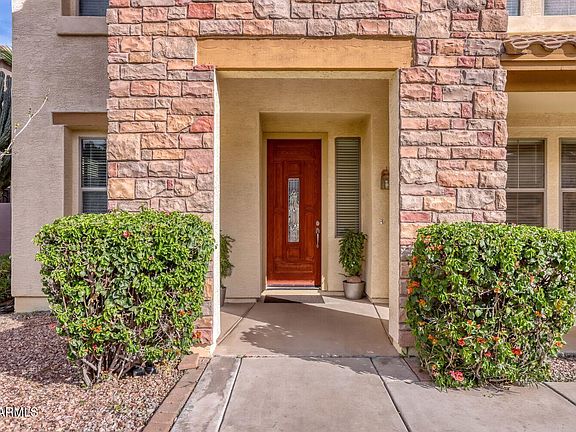 3rd image of 924 W WHITTEN Street