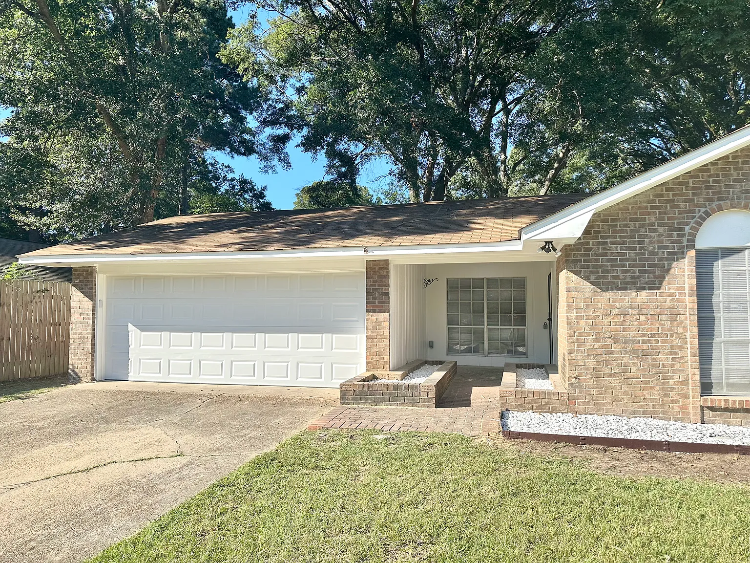 4 bed, 1952 sqft, $6,000 — Photo 2