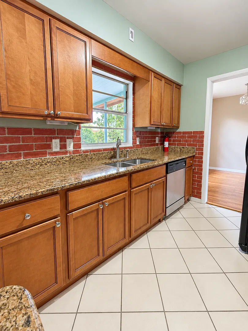 Englewood Park 3 bedroom, 2 bath available now! — Photo 4
