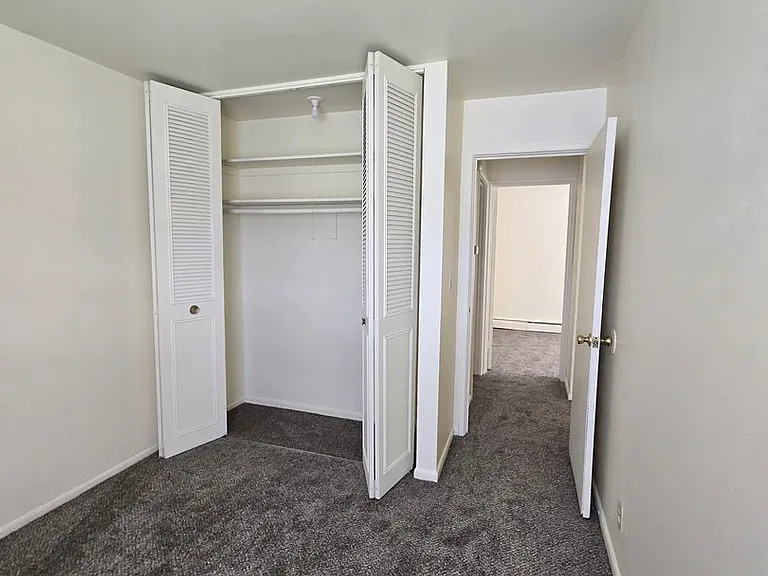 Mulford Park Apartments — Photo 40