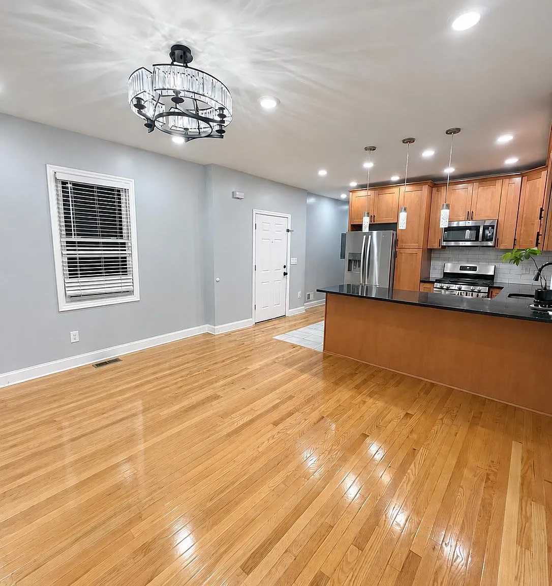 3 bed, 2.0 bath, 2886 sqft, $3,200 — Photo 2