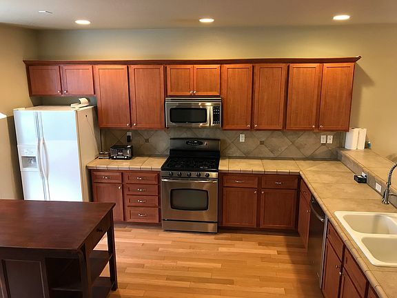 Giant Kitchen witj gas range