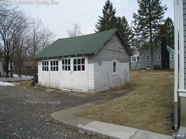 2nd image of 8 Oak Tree Ln