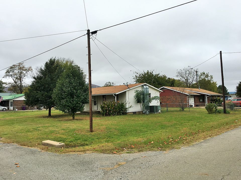 2nd image of 301 NW Cedar St