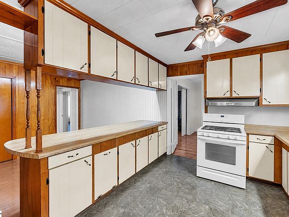 4th image of 379 W Main St